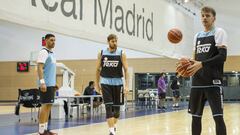 Luka Doncic, Andres Nocioni y Gustavo Ay&oacute;n, durante un entrenamiento del Real Madrid durante la temporada 2016-17