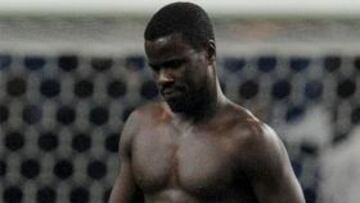 El Besiktas niega un trato racista de su afición a Eboue