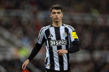 Un jugador multiusos que cumple a las mil maravillas en varias posiciones. Ya sea en el centro del campo o como de lateral derecho. Poderoso en el aspecto físico y con calidad a raudales para dar amplitud y zancada.