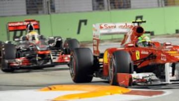 <b>DURA LUCHA. </b>Massa y Hamilton, en su duelo de Singapur.