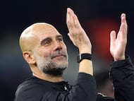 MANCHESTER (United Kingdom), 09/11/2025.- Manchester City's manager Pep Guardiola greets their supporters after the English Premier League match between Manchester City and Liverpool FC, in Manchester, Britain, 09 November 2025. Pep Guardiola joins the League Managers Association Hall of Fame 1,000 Club after Manchester Citys game against Liverpool, becoming the 39th coach of English football modern times that reached the milestone of 1,000 matches, after winning 18 honors in 549 games and six Premier League titles. (Reino Unido) EFE/EPA/ADAM VAUGHAN EDITORIAL USE ONLY. No use with unauthorized audio, video, data, fixture lists, club/league logos, 'live' services or NFTs. Online in-match use limited to 120 images, no video emulation. No use in betting, games or single club/league/player publications.