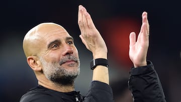 MANCHESTER (United Kingdom), 09/11/2025.- Manchester City's manager Pep Guardiola greets their supporters after the English Premier League match between Manchester City and Liverpool FC, in Manchester, Britain, 09 November 2025. Pep Guardiola joins the League Managers Association Hall of Fame 1,000 Club after Manchester Citys game against Liverpool, becoming the 39th coach of English football modern times that reached the milestone of 1,000 matches, after winning 18 honors in 549 games and six Premier League titles. (Reino Unido) EFE/EPA/ADAM VAUGHAN EDITORIAL USE ONLY. No use with unauthorized audio, video, data, fixture lists, club/league logos, 'live' services or NFTs. Online in-match use limited to 120 images, no video emulation. No use in betting, games or single club/league/player publications.