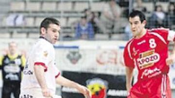 <b>LÍDER. </b>Fran Serrejón, de ElPozo, no pudo marcar ayer.