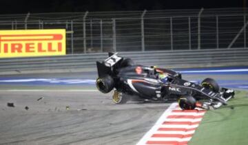 Espectacular accidente de Pastor Maldonado que se lleva por delante a Esteban Gutiérrez.