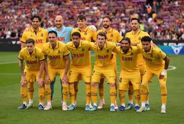 La camiseta del RCD Espanyol está inspirada en los orígenes del RCD Espanyol, fundado el 28 de octubre de 1900 bajo el nombre de “Sociedad Española de Foot-ball", etapa en la que el club vistió por primera vez de amarillo y negro. Aquellos primeros años marcaron el inicio de una historia centenaria que sigue latiendo hoy. 