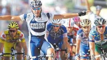 <b>EL MÁS RÁPIDO. </b>Petacchi demostró una vez más en la línea de meta de LLoret su inteligencia, fortaleza y punta de velocidad.