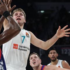 Doncic y Ayón rompen al Efes: 43 puntos y 62 de valoración