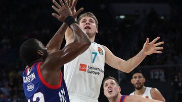 Luka Doncic trata de anotar ante Bryant Dunston durante el partido entre el Anadolu Efes y el Real Madrid.