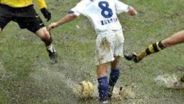 <b>PISCINA.</B> El Dortmund ganó al Bochum en un campo que más bien parecía una piscina.