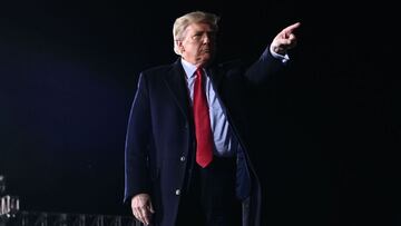 El presidente de los Estados Unidos, Donald Trump, hace un gesto después de hablar durante una manifestación en apoyo de los senadores republicanos Kelly Loeffler y David Perdue antes de la segunda vuelta del Senado en Dalton, Georgia, el 4 de enero de 2021.