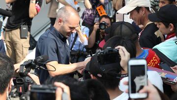 Andrés Iniesta, a su llegada a Japón, firmando autógrafos para los aficionados de su nuevo equipo el Vissel Kobe.