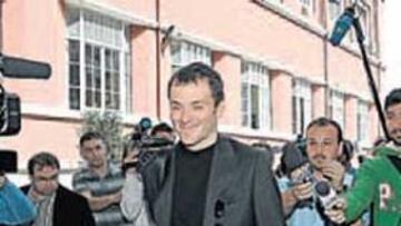 <b>ENTRADA. </b>Basso acudió sonriente a su comparecencia ante el CONI. Al salir su semblante era otro.