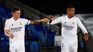 MADRID, 09/05/2021.- Los jugadores del Real Madrid, el alemán Toni Kroos (i) y el brasileño Militao, tras conseguir el primer gol del equipo blanco durante el encuentro correspondiente a la jornada 34 de primera división que disputan hoy domingo frente al Sevilla en el estadio Alfredo Di Stéfano, en Madrid. EFE/Ballesteros.