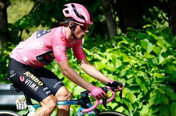 Primoz Roglic líder de la carrera durante la cuarta etapa del Giro de Italia  desde Orbetello hasta Frascati