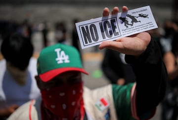 Las protestas en Los ?ngeles suelen estar acompa?adas por personas que portan gorras o playeras de equipos deportivos asociados con la ciudad o con sus pa¨ªses de origen. M¨¦xico, El Salvador, Los Dodgers son algunos de los m¨¢s comunes.
