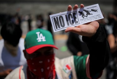 Las protestas en Los Ángeles suelen estar acompañadas por personas que portan gorras o playeras de equipos deportivos asociados con la ciudad o con sus países de origen. México, El Salvador, Los Dodgers son algunos de los más comunes.