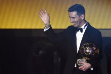 Lionel Messi con su quinto Balón de Oro. 