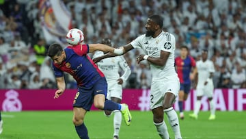 Antonio Rudiger disputa un balón con Robert Lewandowski.