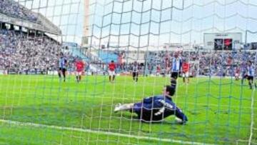 <b>MALA SUERTE. </b>Javier Farinós lanza el penalti al palo de la portería de Falcón en el minuto 95.