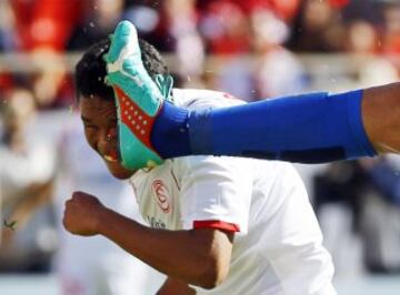 Carlos Bacca jugador del Sevilla  recibe una patada en la cara del jugador del Levante  David Navarro durante su partido de la Primera División 