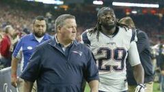 LeGarrette Blount tuerce el gesto mientras se retira al vestuario tras lesionarse contra los Houston Texans.