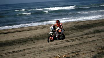 PER042. PUERTO LOMAS (PERÚ), 10/01/2018.- El piloto argentino Luciano Benavides conduce su KTM durante la quinta etapa del Rally Dakar 2018, entre San Juan de Marcona y Arequipa, hoy, miércoles 10 de enero de 2018, en la playa de Puerto Lomas (Perú). El Dakar 2018 se despide este miércoles de las dunas con su quinta y última etapa sobre el desierto peruano y comienza a tomar altura al adentrarse en la cordillera andina, rumbo a Bolivia. EFE/David Fernández