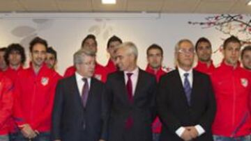<b>FOTO DE FAMILIA. </b>la plantilla posa con Enrique Cerezo, el director general de Kyocera, Óscar Sánchez, y Manzano.