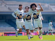 Soccer Football - Liga MX - Pumas UNAM v Queretaro - Estadio Olimpico Universitario, Mexico City, Mexico - January 11, 2026 Pumas UNAM's Adalberto Carrasquilla celebrates scoring their first goal with Pumas UNAM's Jordan Carillo and Pumas UNAM's Alan Medina REUTERS/Eloisa Sanchez TPX IMAGES OF THE DAY