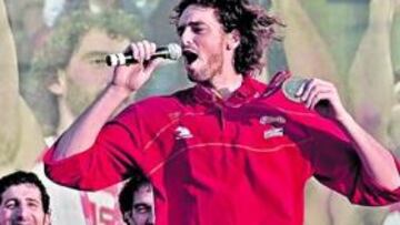 <b>TODO UN EJEMPLO. </b>Pau Gasol, al grito de ¡Campeones, campeones! Detrás, su hermano Marc y sus compañeros en la Selección, Álex Mumbrú y Jorge Garbajosa, se ríen.