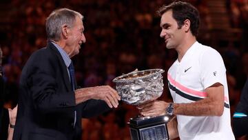 Ashley Cooper le entrega el trofeo de campeón a Roger Federer en el Open de Australia 2018.