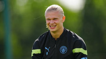 MANCHESTER, ENGLAND - AUGUST 03: Manchester City's Erling Haaland in action during training at Manchester City Football Academy on August 3, 2022 in Manchester, England. (Photo by Tom Flathers/Manchester City FC via Getty Images)