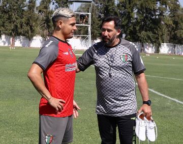 'Vitamina' Sánchez junto al goleador Maxi Salas en la práctica de Palestino. 