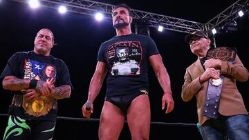 Alberto El Patrón (centro) es acompañado por El Mesías (iaq) y Konnan (der).