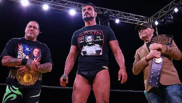 Alberto El Patrón (centro) es acompañado por El Mesías (iaq) y Konnan (der).