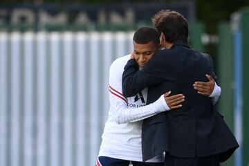 Conversación entre Leonardo, dirigente deportivo del París Saint-Germain y Kylian Mbappé antes del entrenamiento del club francés. 