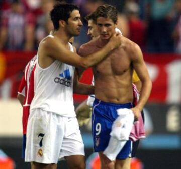 Torres y Raúl se saludan tras el Atlético-Real Madrid del 15 de junio de 2003.