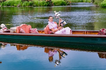 Aryna Sabalenka llegando en góndola, junto al trofeo de campeona del Abierto de Australia, a la sesión en góndola. 