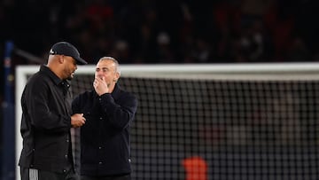Bayern Munich's Belgian head coach Vincent Kompany (L) speaks with Paris Saint-Germain's Spanish headcoach Luis Enrique at the end of the UEFA Champions League, league phase day 4, football match between Paris Saint-Germain (PSG) and FC Bayern Munich at the Parc des Princes in Paris, on November 4, 2025. (Photo by FRANCK FIFE / AFP)