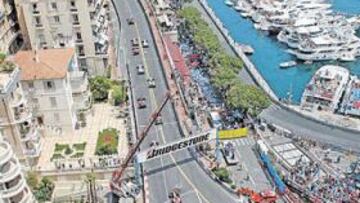 <b>ESCENARIO IRREPETIBLE. </b>El circuito de Montecarlo ofrece estampas tan excepcionales como ésta, con los coches rodando entre los edificios y los barcos del puerto.