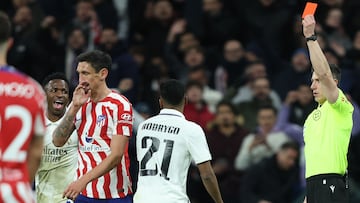 Stefan Savic se marcha expulsado en el Santiago Bernab¨¦u.