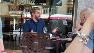 Ren&eacute; Ramos, hablando, y Monchi a la derecha en una cafeter&iacute;a de Nervi&oacute;n.