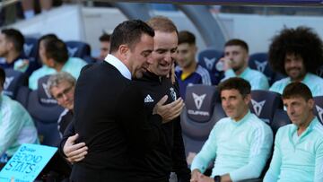 BARCELONA 02/05/2023.- El técnico del CA Osasuna, Jagoba Arrasate (cd), saluda a su homólogo en el club culé, Xavi Hernández (ci), al comienzo del partido correspondiente a la jornada 33 de LaLiga Santander que disputan FC Barcelona y CA Osasuna este martes en el Spotify Camp Nou de la Ciudad Condal. EFE/ Alejandro Garcia