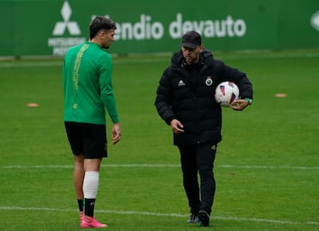 Aún con el hematoma en el sóleo, Juanca Arana no se ha perdido ningún entrenamiento. Lo están mimando y podrá jugar el lunes en el Ciutat de Valencia.