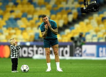 Los niños irrumpen en el entreno del Madrid en Kiev