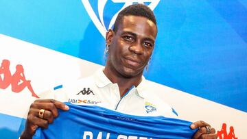 Mario Balotelli posa con la camiseta del Brescia con su nombre y el dorsal 45.