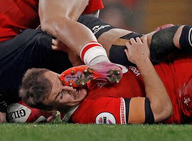 La selección de rugby de Nueva Zelanda terminó la temporada 2025 con una victoria fácil ante una Gales en horas muy bajas. Se impuso por 52-26 en el partido correspondiente a los Internacionales de Otoño, que tuvo lugar ayer en Cardiff. En una acción del encuentro Jarrod Evans sufrió el impacto de la bota de un compañero en la cara.