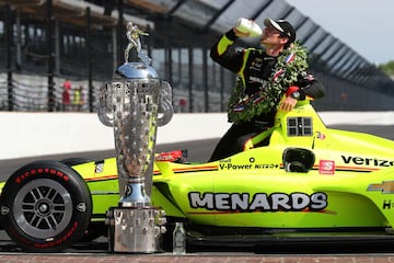La copa Borg-Warner de las 500 millas de Indianápolis pesa 49 kilos y mide algo más de metro y medio de altura. Pero lo más curioso de este es que, desde su inicio, los rostros de los ganadores de esta prueba quedan grabados en el cuerpo del trofeo.