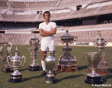 Amancio Amaro posa con todos los trofeos conseguidos con el Real Madrid.