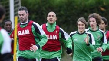 <b>INTENSIDAD Y SUSTO. </b>El cuerpo técnico dividió a la plantilla en tres grupos; el que no participaba en el partidillo, recorría el campo 2 a las órdenes de Cueli. Los dos grupos restantes disputaban un partidillo en campo reducido. El mal estado del terreno de juego provocó el susto de Christian.