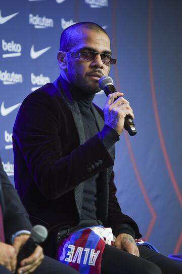 El lateral derecho brasileño Dani Alves vuelve a la que fue su casa y ha sido presentado de nuevo en el Camp Nou.  El brasileño se mostró exultante durante su acto.